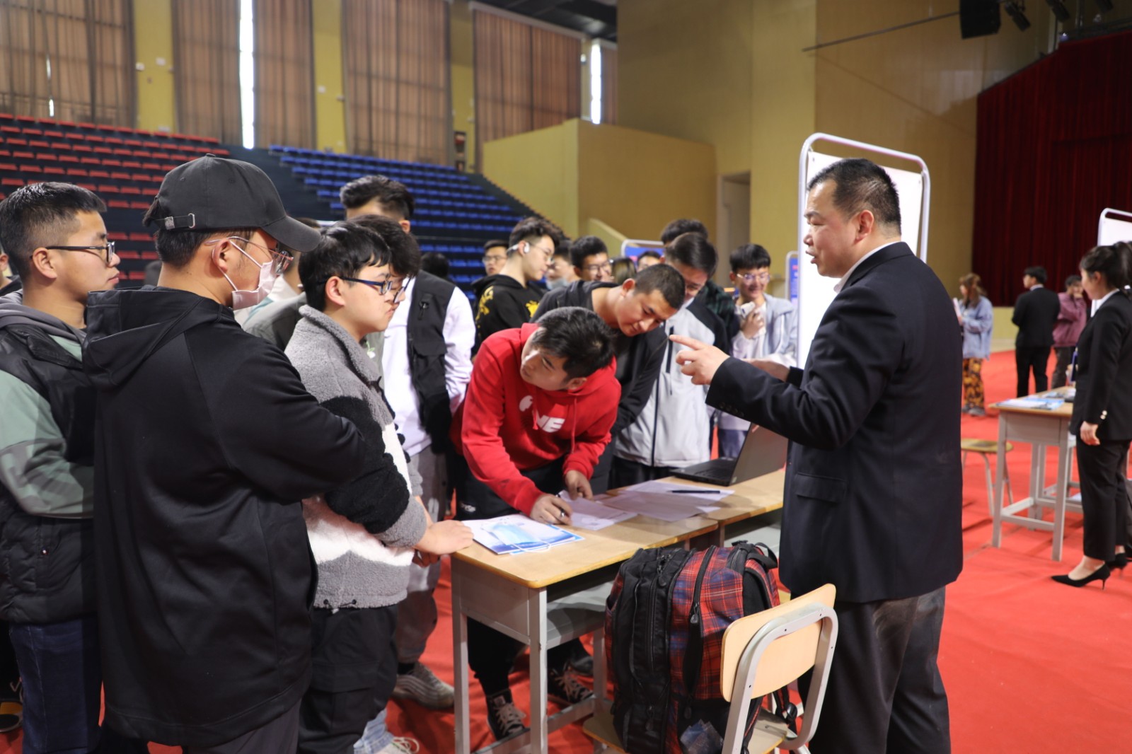 学生应聘.jpg