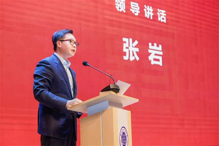 新高教集团副总裁作讲话.jpg